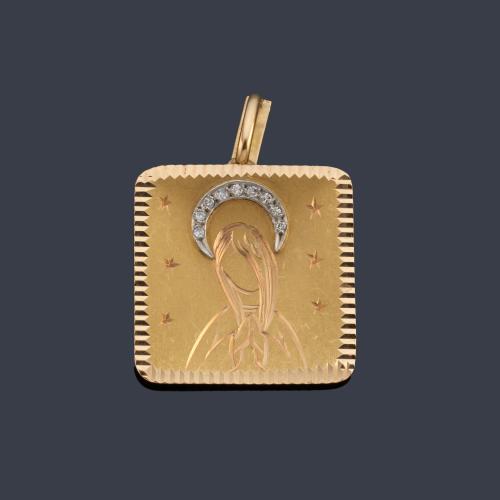 Medalla devocional con la Imagen de La Virgen con decoración de diamantes en montura de oro amarillo de 18K.