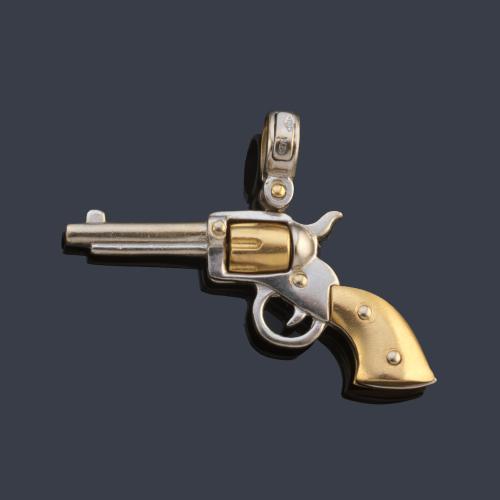 Colgante con diseño de revolver realizado en oro blanco y amarillo de 18K.