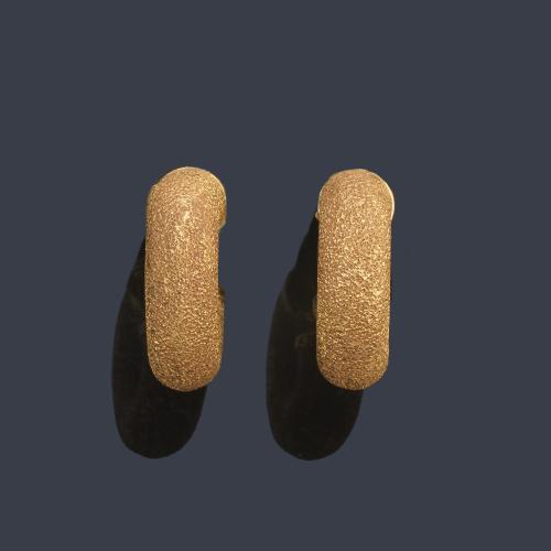 Criollas realizadas en oro amarillo de 18K con textura satinada.