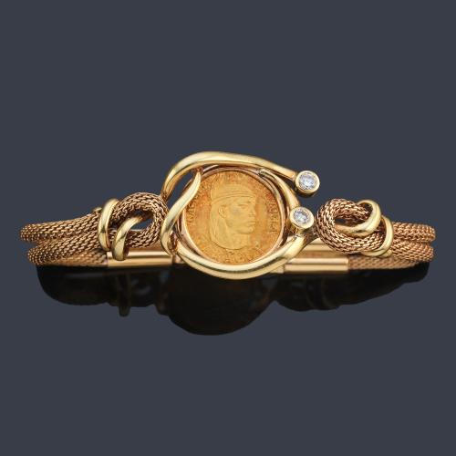 Pulsera con moneda central de 22K en montura de malla de oro amarillo de 18K.
