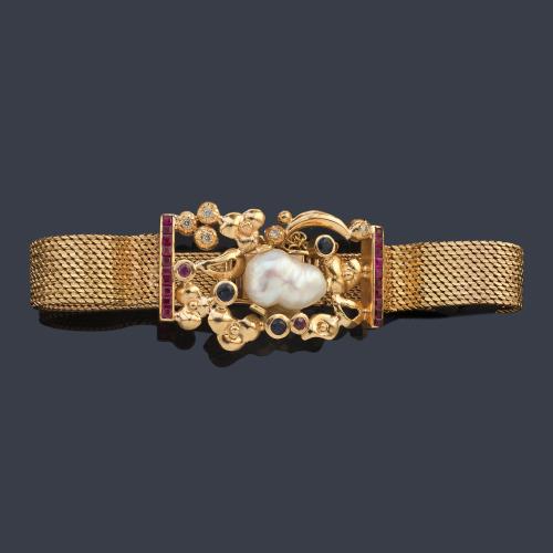 Pulsera con centro con perla barroca, rubíes, zafiros y brillantes en montura de oro amarillo de 18K.