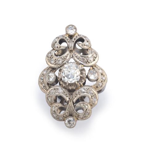  Anillo lanzadera con diamante talla 'old cushion' de aprox. 0,80 ct con diamantes talla rosa, en montura calada.