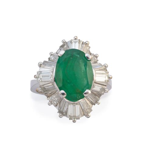  Anillo con esmeralda central talla oval de aprox. 4,00 ct con orla tipo bailarina con diamantes talla trapecio y baguette de aprox. 1,85 ct en total.