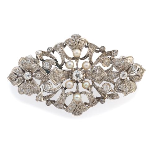  Broche - placa con diseño floral enriquecido con perlitas y diamantes talla antigua y 8/8 de aprox. 2,30 ct en total. Años '50.