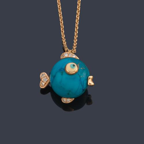 Colgante con motivo de pez globo realizado en símil de turquesa en montura y cadena de oro amarillo de 18K.