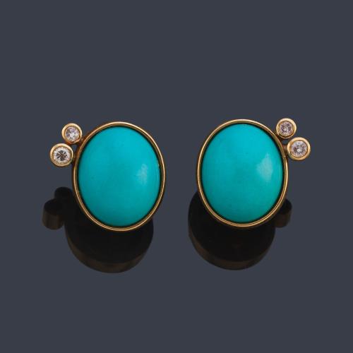 Pendientes cortos con pareja de turquesas talla cabujón y dos brillantitos engastados en chatón.