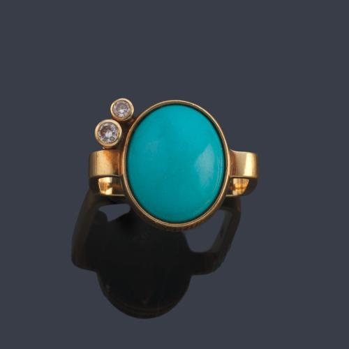 Anillo con turquesa talla cabujón con dos brillantitos en montura de oro amarillo de 18K.