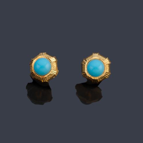 Pendientes cortos con pareja de turquesas en montura de oro amarillo de 18K.