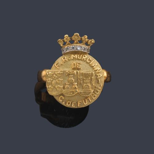 Anillo con insignia del Club de Fútbol C.R Murciana realizado en oro amarillo de 18K y decorado con brillantes.