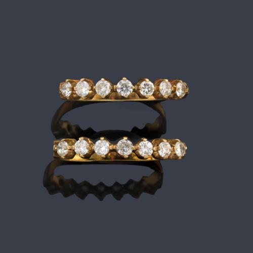 Dos medias alianzas con banda de brillantes de aprox. 0,98 ct en total.