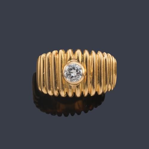 Anillo con brillante de aprox. 0,30 ct en montura gallonada de oro amarillo de 18K.