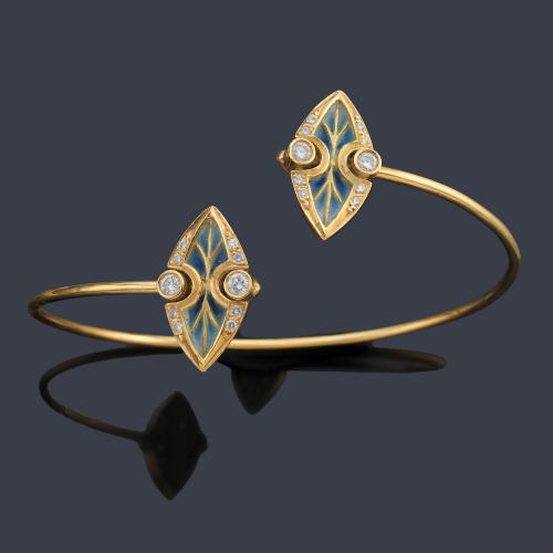 Pulsera con dos motivos enfrentados en forma de hoja con esmalte y brillantes.