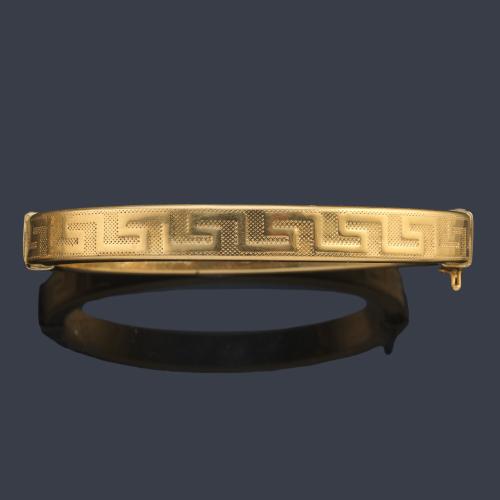 Pulsera rígida con diseño de greca en oro amarillo de 18K.