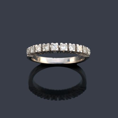 Media alianza con banda de brillantes de aprox. 0,40 ct en total.