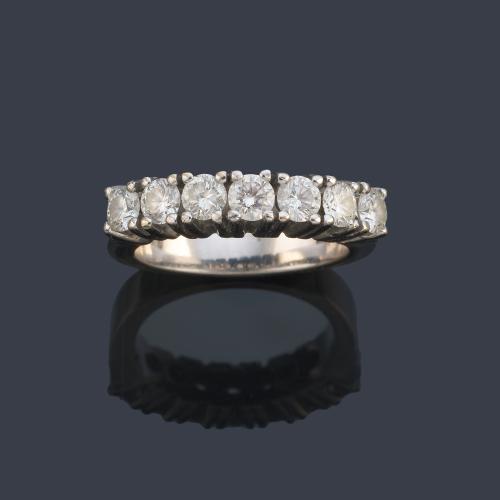 Media alianza con banda de brillantes de aprox. 1,05 ct en total.