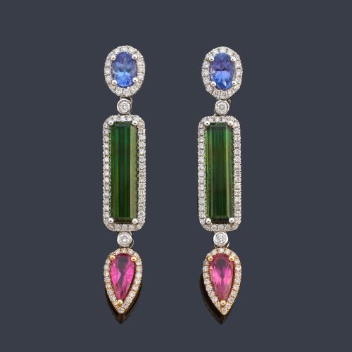 Pendientes largos con tanzanita talla oval, zafiro rosa talla perilla y verdelita de aprox. 6,24 ct en total, con orla de brillantitos de aprox. 0,78 ct en total.