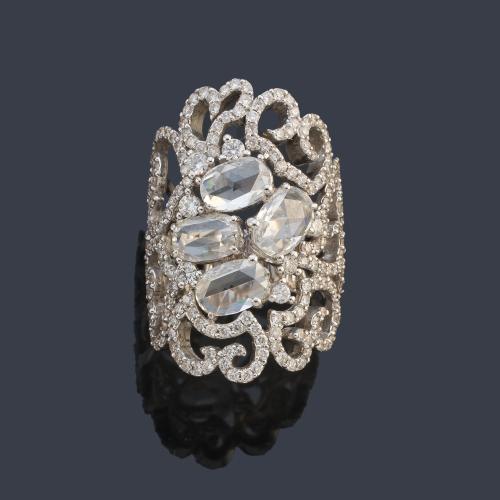 Anillo ancho calado con diamantes talla holandesa centrales de aprox. 3,36 ct y brillantes de aprox. 2,32 ct en total (faltan 3).