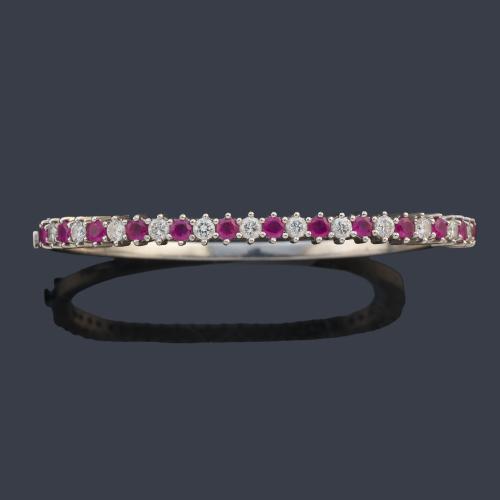 Pulsera en oro blanco de 18K con rubíes y diamantes.