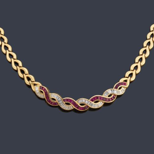 Collar con motivo central ondulado y entrelazado con bandas de diamantes talla baguette de aprox. 3,40 ct en total y rubíes calibrados.