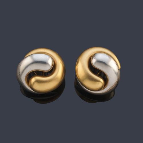 Pendientes cortos con diseño de nudo realizado en oro blanco mate y oro amarillo brillo de 18K.
