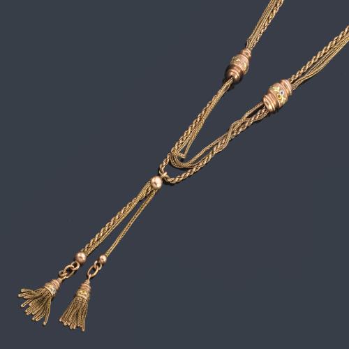 Leontina con motivo central de dos borlones realizado en oro amarillo de 18K. S.XIX.