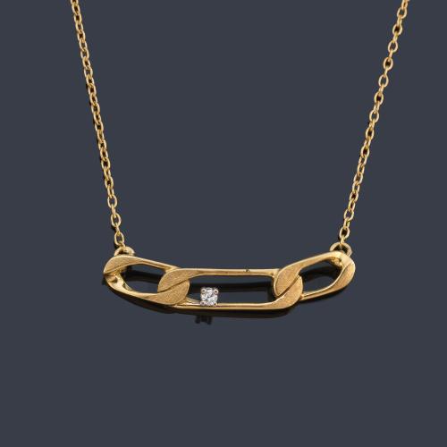 Collar con tres eslabones centrales y brillante en montura de oro amarillo de 18K.