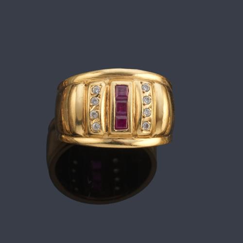 Anillo con banda central de rubíes calibrados y dos bandas de brillantitos.