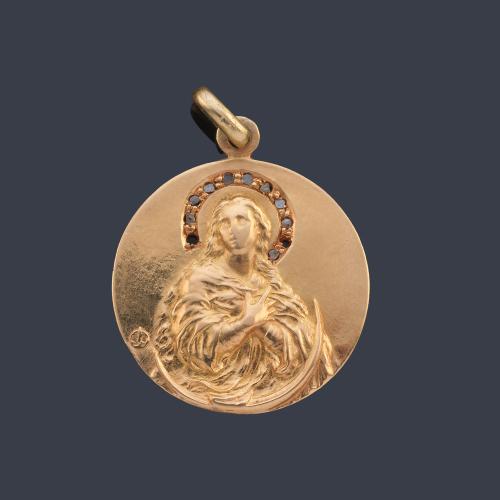 Medalla devocional con La Imagen de La Virgen enriquecida con diamantes talla rosa. Circa 1920.