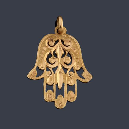 Colgante con motivo de 'Mano de Fátima' cincelado en oro amarillo de 18K.