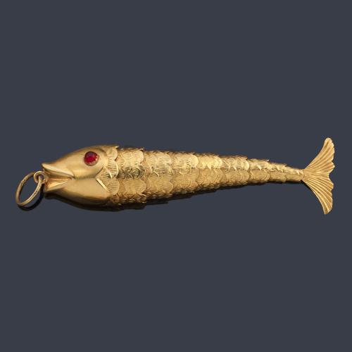 Colgante en forma de pez articulada en oro amarillo de 18K y dos rubíes talla cabujón.