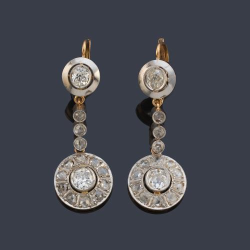Pendientes largos con diamantes talla rosa y 'old cut' de aprox. 1,70 ct en total. Ppios S. XX.