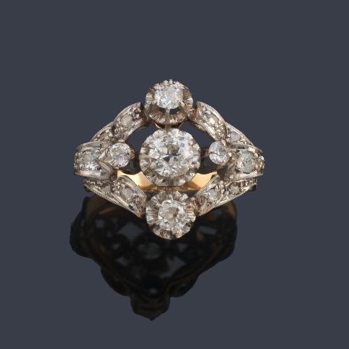 Anillo con diamantes talla antigua de aprox. 1,00 ct en total con diseño calado y tres diamantes de mayor tamaño.