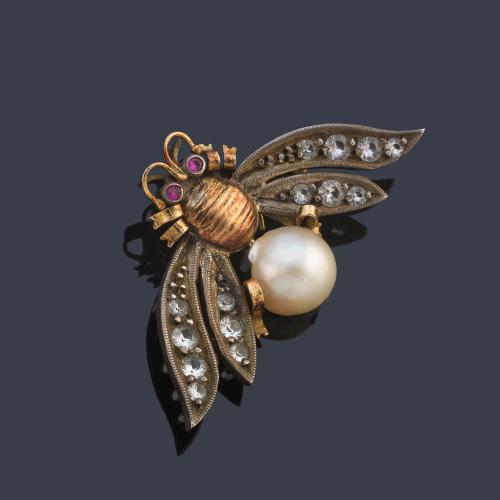 Broche mosquita con pareja de rubíes, perla de aprox. 9,02 mm y piedras incoloras.