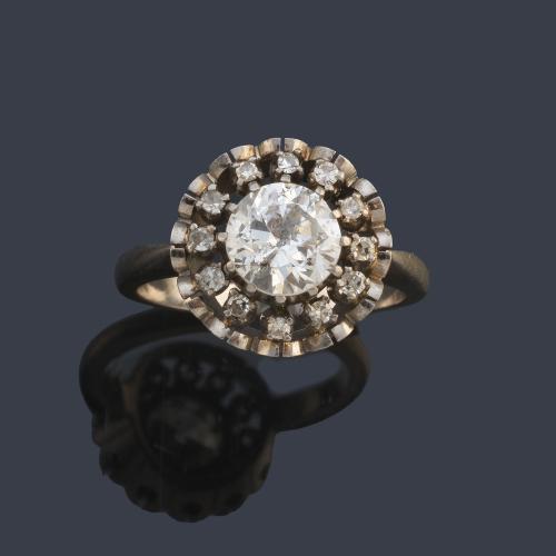  Anillo rosetón con diamante central talla 'old cut' 1,35 ct con orla de diamantes talla rosa. Años '50.