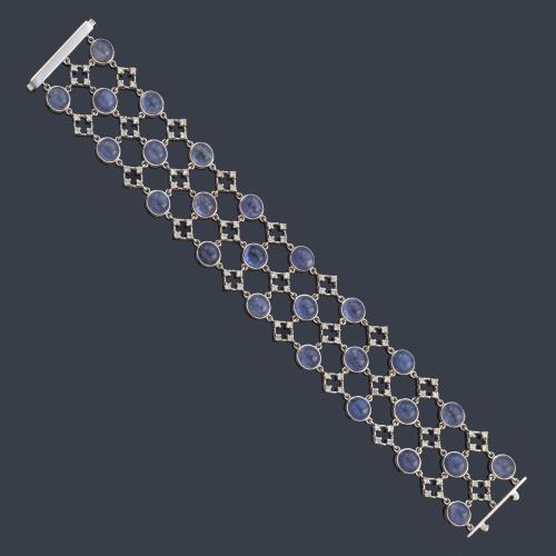 Pulsera ancha con tres bandas de zafiros talla cabujón de aprox. 45,00 ct en total intercalado con motivos calados enriquecidos con brillantes.