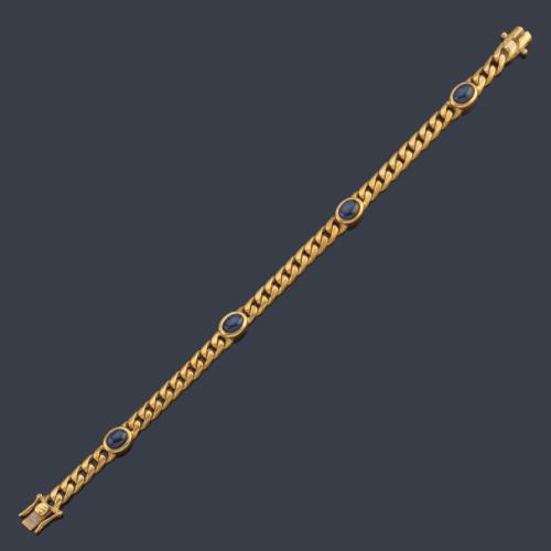 Pulsera con cuatro zafiros talla cabujón con eslabones barbados en oro amarillo de 18K.