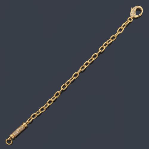 Pulsera con eslabones ovalados en montura de oro amarillo de 18K.