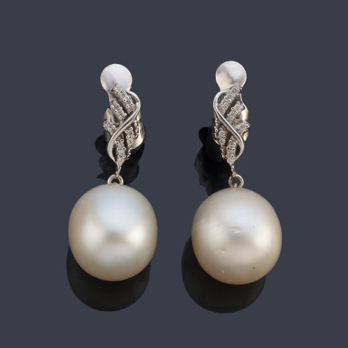Pendientes largos con pareja de perlas australianas de aprox. 14,28 mm y 14,71 mm respectivamente.