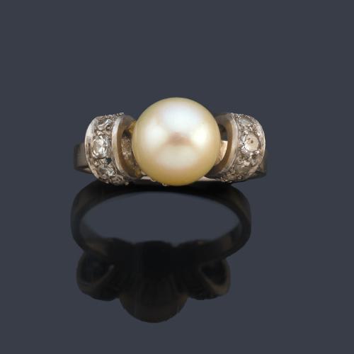 Anillo con perla de aprox. 8,20 mm con doble detalle con diamantes talla 8/8.