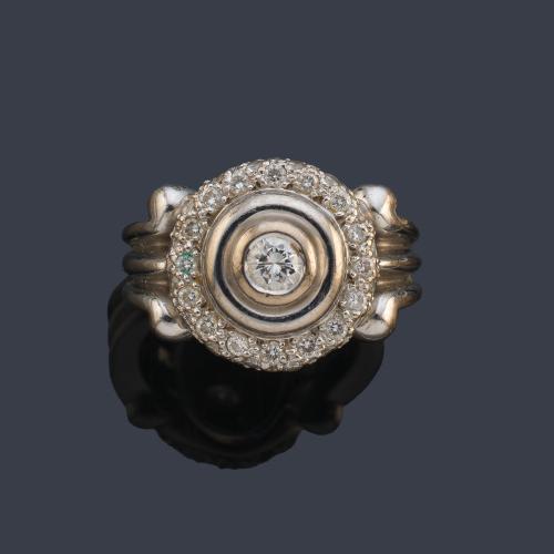 Anillo con brillante central de aprox. 0,25 ct engastado en doble chatón con orla de diamantes.