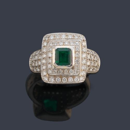 Anillo con esmeralda central de aprox. 0,15 ct con doble orla de brillantes de aprox. 0,90 ct en total.