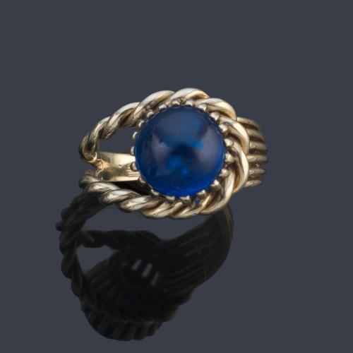 Anillo con zafiro sintético en cabujón sobre montura de oro blanco de 18K.
