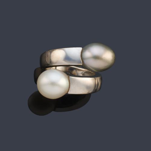 Anillo 'Tú y Yo' con perla Tahití y perla cultivada en montura de oro blanco de 18K.