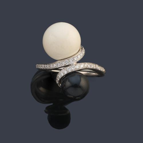  Anillo con dos motivos esféricos de ónix y ágata con bandas curvadas de brillantes.