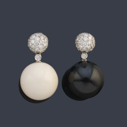 Pendientes con dos motivos esféricos uno con ágata blanca y ónix con brillantes, en montura de oro blanco de 18K.