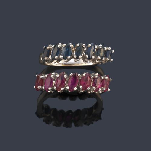 Dos anillos con rubíes y zafiros talla marquís en montura de oro blanco de 18K.