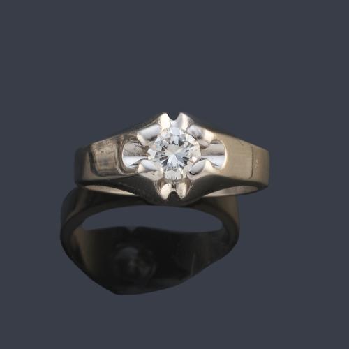  Solitario con brillante de aprox. 0,60 ct en montura de oro blanco de 18K.