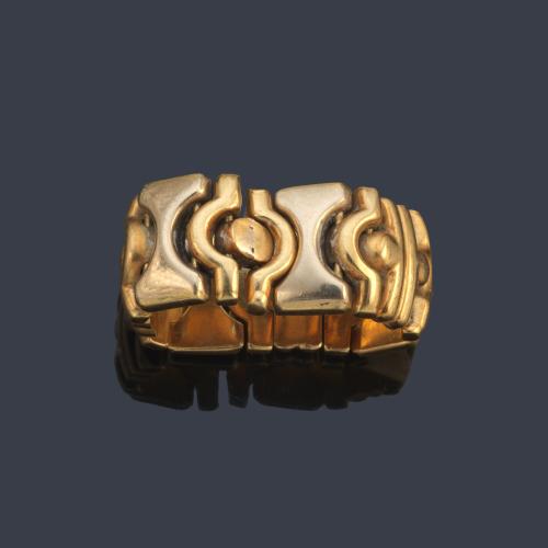 Anillo articulado con eslabones en diseño geométrico en oro amarillo de 18K.