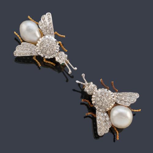 Pareja de broches con diseño de mosca con perla barroca a modo de cuerpo y cuajado de brillantitos.
