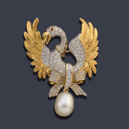 Broche en forma de cisne con pavé de brillantes de aprox. 0,80 ct en total y remate con perla aperillada de aprox. 10,48 mm.